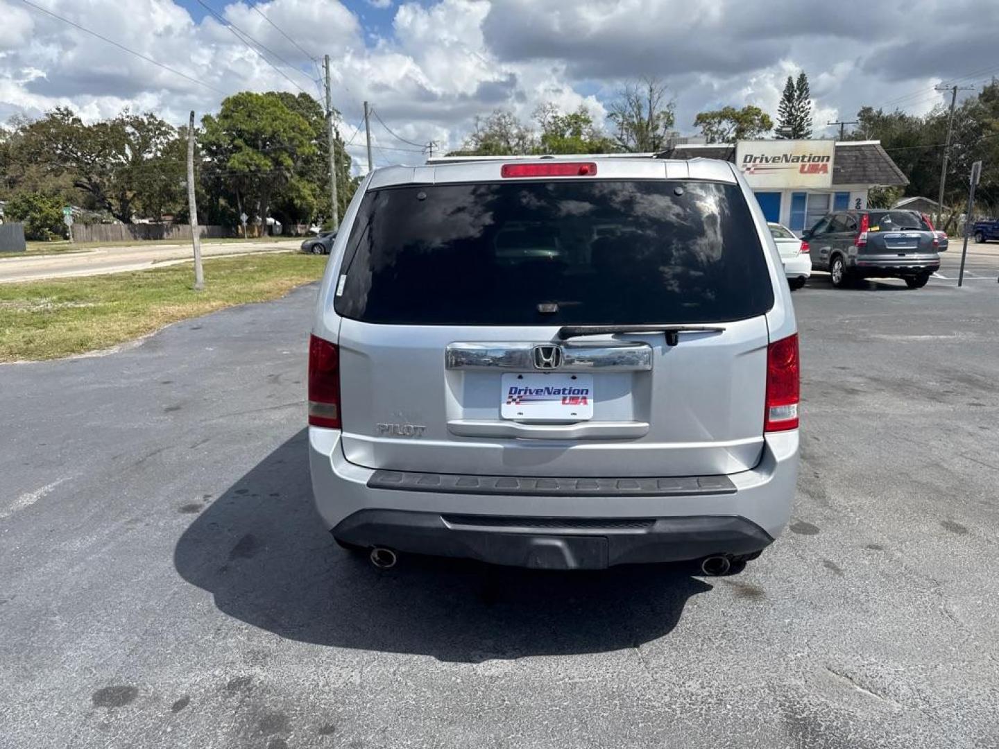 2013 SILVER HONDA PILOT EXL (5FNYF3H53DB) with an 3.5L engine, Automatic transmission, located at 2929 9th St. West, Bradenton, 34205, (941) 242-2810, 27.473591, -82.570679 - Thanks for inquring into DriveNation USA! All vehicles listed can be viewed at www.drivenationusa.com for vehicle history reports and additonal info. We cannot quote any terms such as down payments or monthly payments without an application. You can apply directly at www.drivenationusa.com or by con - Photo#6