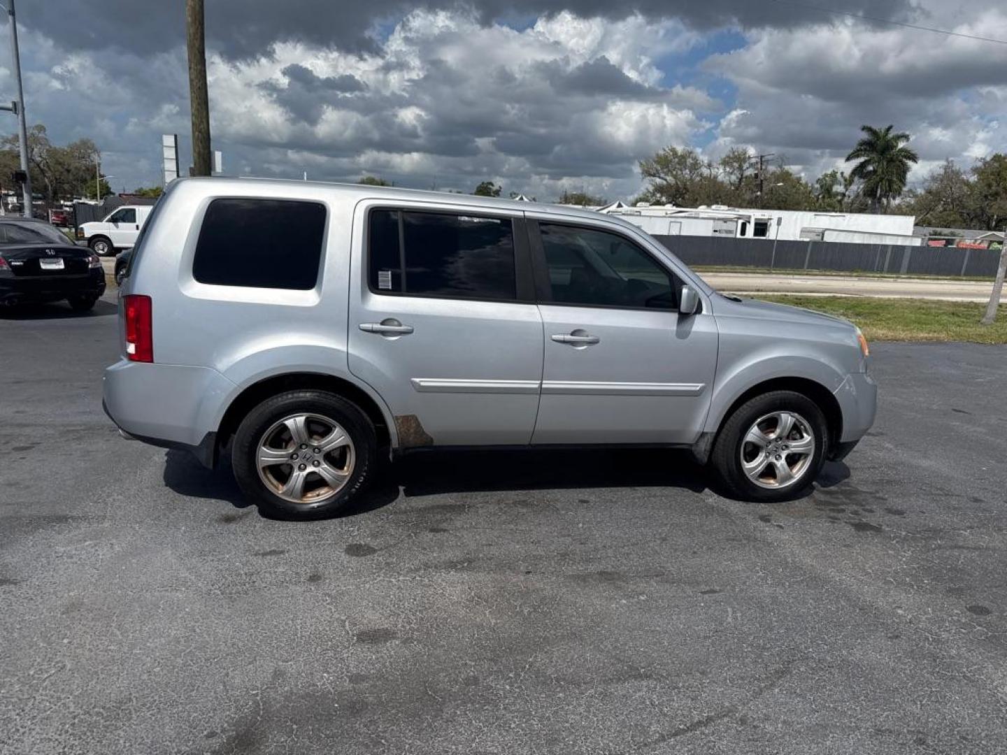 2013 SILVER HONDA PILOT EXL (5FNYF3H53DB) with an 3.5L engine, Automatic transmission, located at 2929 9th St. West, Bradenton, 34205, (941) 242-2810, 27.473591, -82.570679 - Thanks for inquring into DriveNation USA! All vehicles listed can be viewed at www.drivenationusa.com for vehicle history reports and additonal info. We cannot quote any terms such as down payments or monthly payments without an application. You can apply directly at www.drivenationusa.com or by con - Photo#8