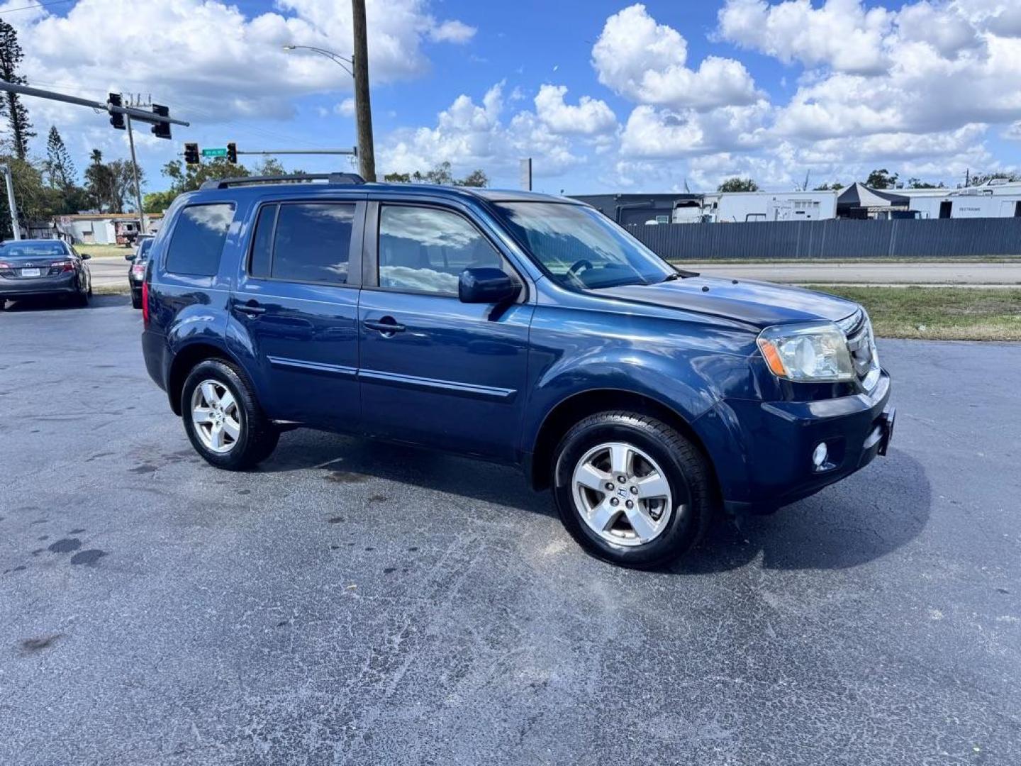 2011 GREEN HONDA PILOT EXL (5FNYF3H50BB) with an 3.5L engine, Automatic transmission, located at 2929 9th St. West, Bradenton, 34205, (941) 242-2810, 27.473591, -82.570679 - Photo#2