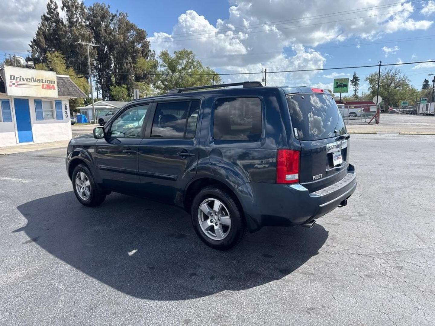 2011 GREEN HONDA PILOT EXL (5FNYF3H50BB) with an 3.5L engine, Automatic transmission, located at 2929 9th St. West, Bradenton, 34205, (941) 242-2810, 27.473591, -82.570679 - Photo#6
