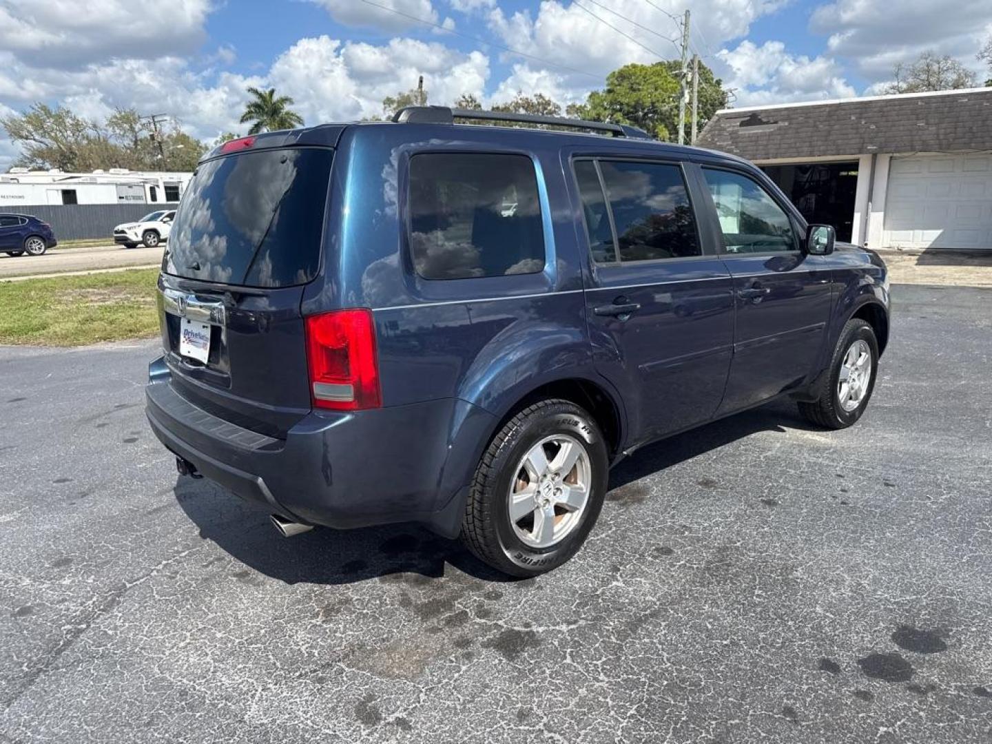 2011 GREEN HONDA PILOT EXL (5FNYF3H50BB) with an 3.5L engine, Automatic transmission, located at 2929 9th St. West, Bradenton, 34205, (941) 242-2810, 27.473591, -82.570679 - Photo#8