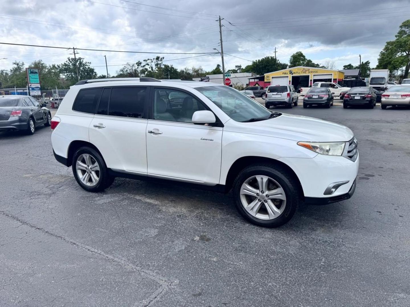 2013 WHITE TOYOTA HIGHLANDER LIMITED (5TDYK3EH5DS) with an 3.5L engine, Automatic transmission, located at 2929 9th St. West, Bradenton, 34205, (941) 242-2810, 27.473591, -82.570679 - Thanks for inquring into DriveNation USA! All vehicles listed can be viewed at www.drivenationusa.com for vehicle history reports and additonal info. We cannot quote any terms such as down payments or monthly payments without an application. You can apply directly at www.drivenationusa.com or by con - Photo#1