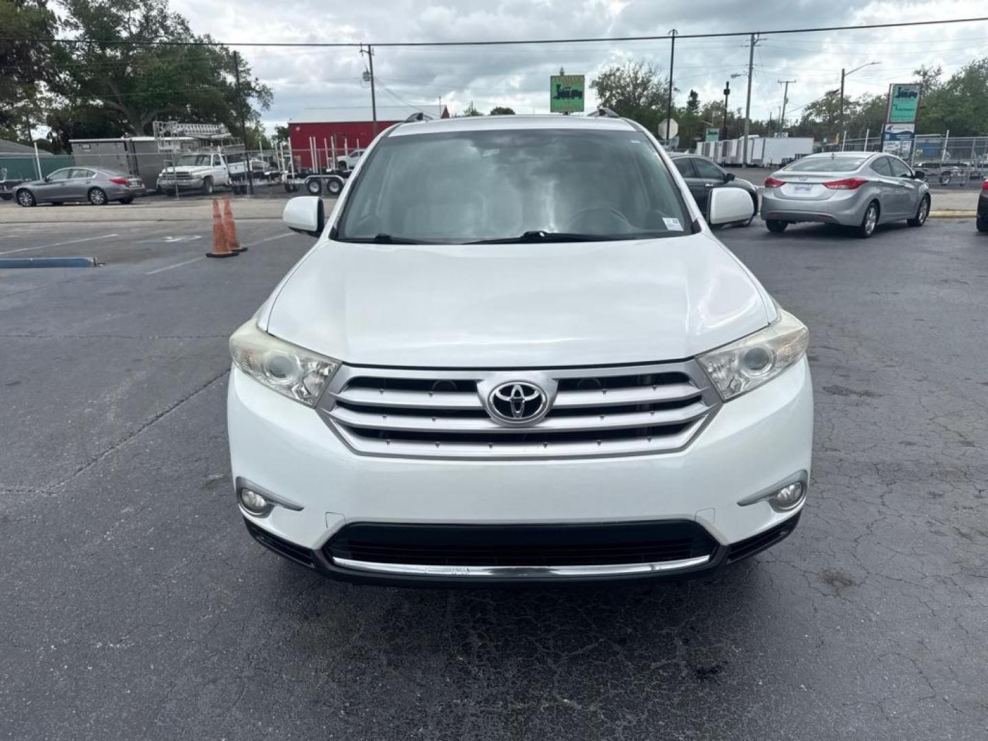 2013 WHITE TOYOTA HIGHLANDER LIMITED (5TDYK3EH5DS) with an 3.5L engine, Automatic transmission, located at 2929 9th St. West, Bradenton, 34205, (941) 242-2810, 27.473591, -82.570679 - Thanks for inquring into DriveNation USA! All vehicles listed can be viewed at www.drivenationusa.com for vehicle history reports and additonal info. We cannot quote any terms such as down payments or monthly payments without an application. You can apply directly at www.drivenationusa.com or by con - Photo#2