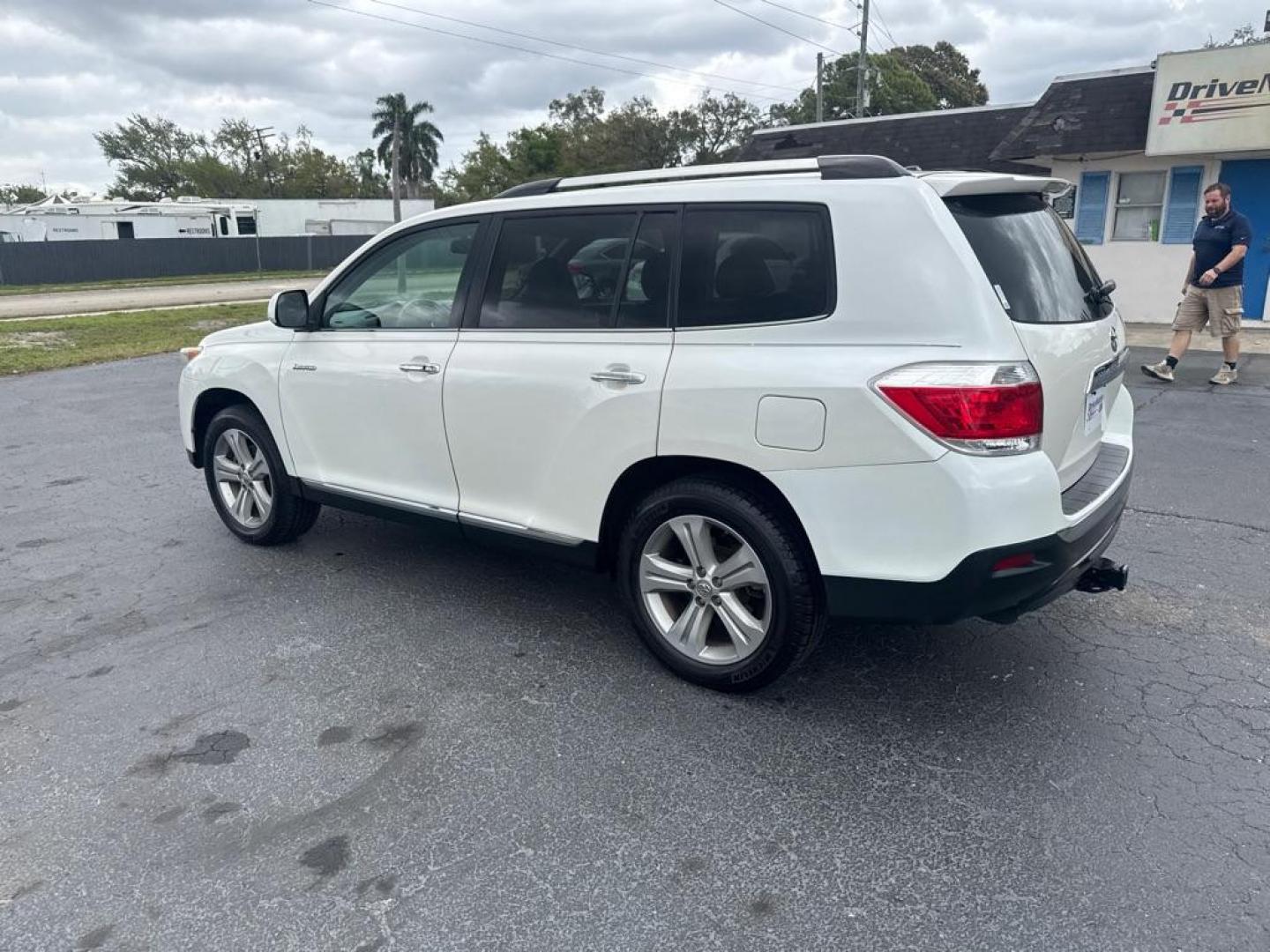 2013 WHITE TOYOTA HIGHLANDER LIMITED (5TDYK3EH5DS) with an 3.5L engine, Automatic transmission, located at 2929 9th St. West, Bradenton, 34205, (941) 242-2810, 27.473591, -82.570679 - Thanks for inquring into DriveNation USA! All vehicles listed can be viewed at www.drivenationusa.com for vehicle history reports and additonal info. We cannot quote any terms such as down payments or monthly payments without an application. You can apply directly at www.drivenationusa.com or by con - Photo#5