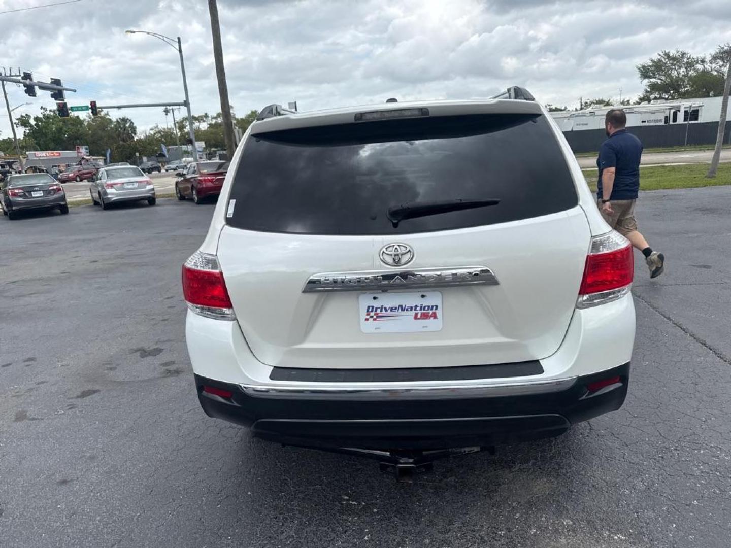 2013 WHITE TOYOTA HIGHLANDER LIMITED (5TDYK3EH5DS) with an 3.5L engine, Automatic transmission, located at 2929 9th St. West, Bradenton, 34205, (941) 242-2810, 27.473591, -82.570679 - Thanks for inquring into DriveNation USA! All vehicles listed can be viewed at www.drivenationusa.com for vehicle history reports and additonal info. We cannot quote any terms such as down payments or monthly payments without an application. You can apply directly at www.drivenationusa.com or by con - Photo#6