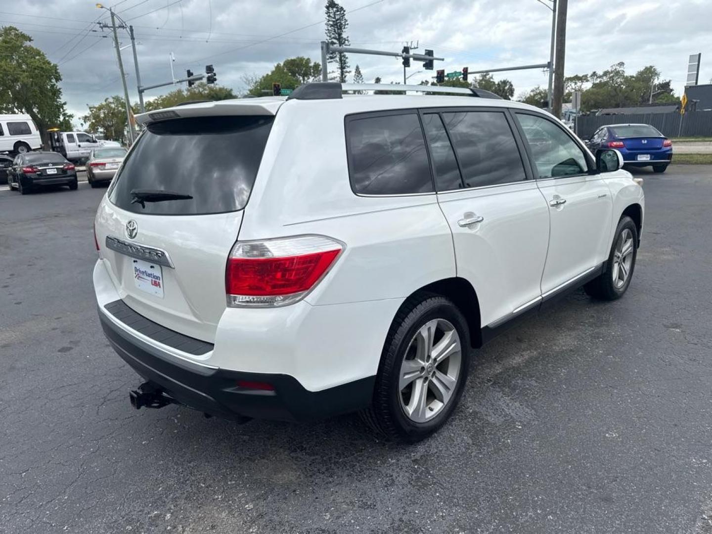 2013 WHITE TOYOTA HIGHLANDER LIMITED (5TDYK3EH5DS) with an 3.5L engine, Automatic transmission, located at 2929 9th St. West, Bradenton, 34205, (941) 242-2810, 27.473591, -82.570679 - Thanks for inquring into DriveNation USA! All vehicles listed can be viewed at www.drivenationusa.com for vehicle history reports and additonal info. We cannot quote any terms such as down payments or monthly payments without an application. You can apply directly at www.drivenationusa.com or by con - Photo#7