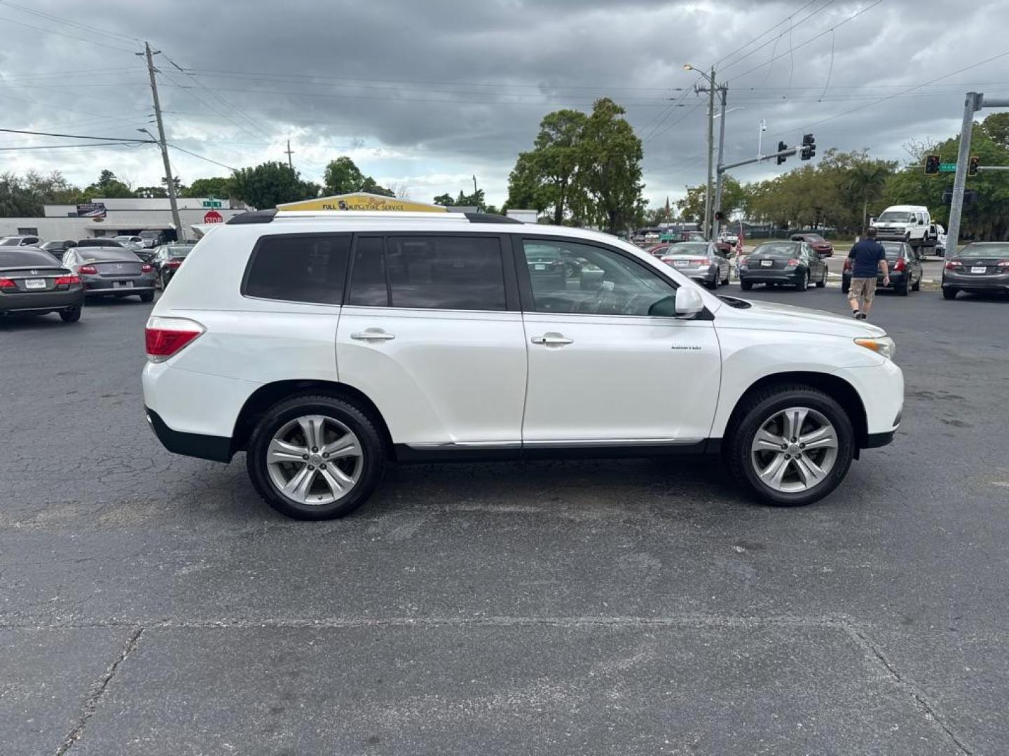 2013 WHITE TOYOTA HIGHLANDER LIMITED (5TDYK3EH5DS) with an 3.5L engine, Automatic transmission, located at 2929 9th St. West, Bradenton, 34205, (941) 242-2810, 27.473591, -82.570679 - Thanks for inquring into DriveNation USA! All vehicles listed can be viewed at www.drivenationusa.com for vehicle history reports and additonal info. We cannot quote any terms such as down payments or monthly payments without an application. You can apply directly at www.drivenationusa.com or by con - Photo#8