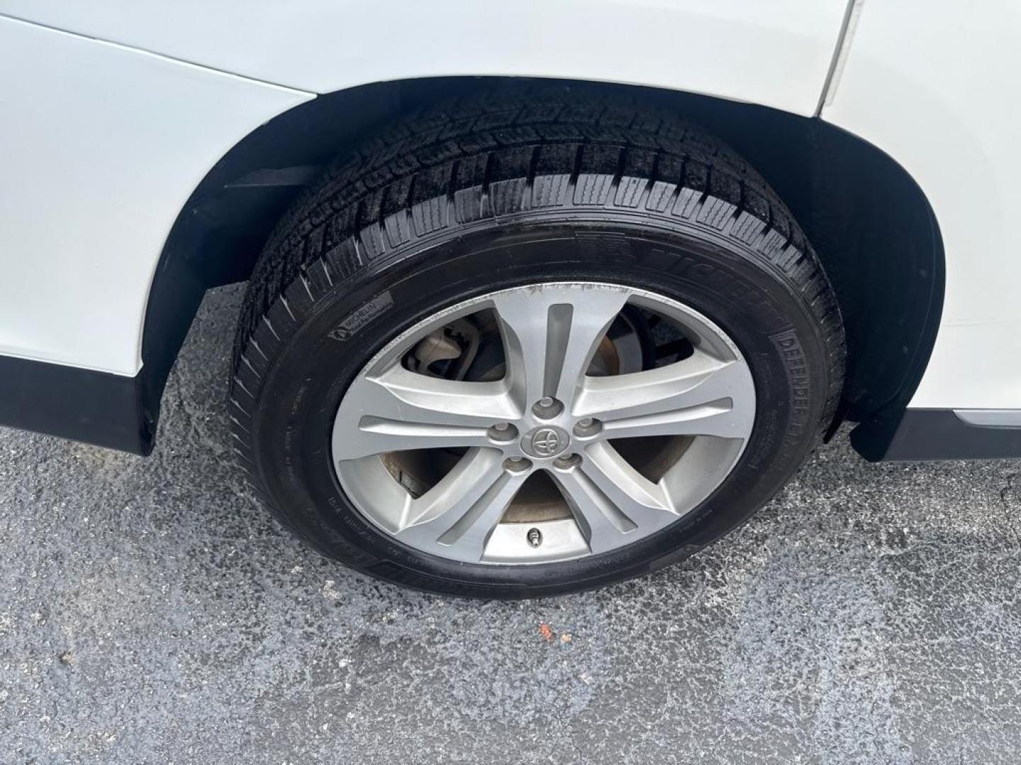 2013 WHITE TOYOTA HIGHLANDER LIMITED (5TDYK3EH5DS) with an 3.5L engine, Automatic transmission, located at 2929 9th St. West, Bradenton, 34205, (941) 242-2810, 27.473591, -82.570679 - Thanks for inquring into DriveNation USA! All vehicles listed can be viewed at www.drivenationusa.com for vehicle history reports and additonal info. We cannot quote any terms such as down payments or monthly payments without an application. You can apply directly at www.drivenationusa.com or by con - Photo#9