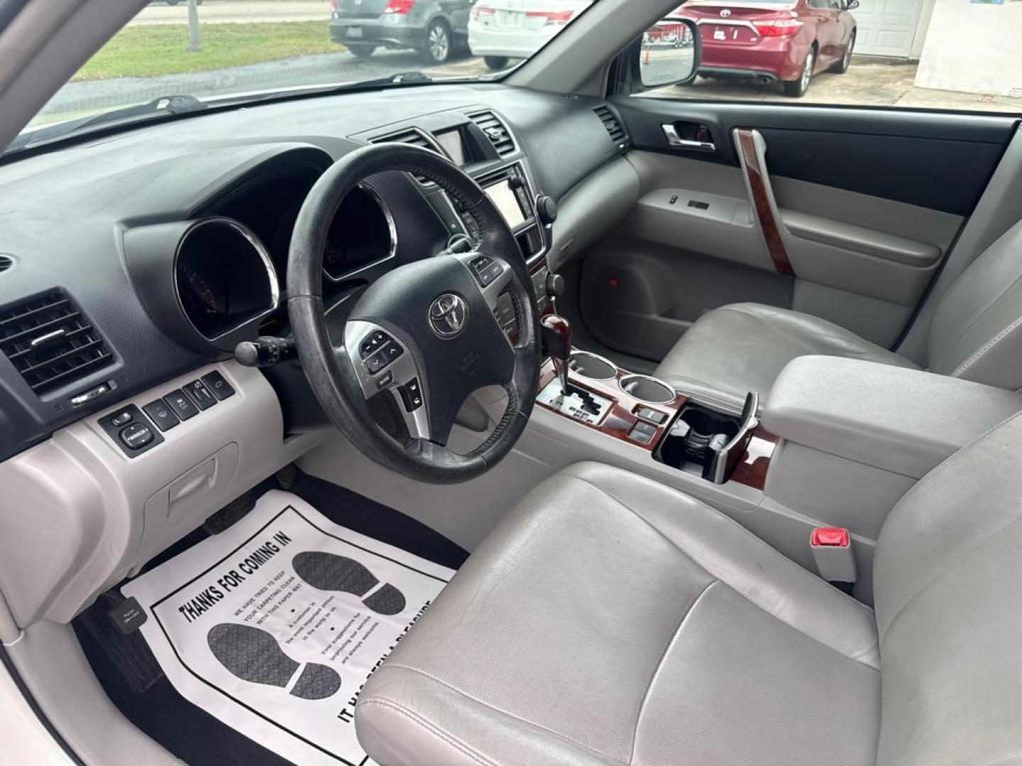 2013 WHITE TOYOTA HIGHLANDER LIMITED (5TDYK3EH5DS) with an 3.5L engine, Automatic transmission, located at 2929 9th St. West, Bradenton, 34205, (941) 242-2810, 27.473591, -82.570679 - Thanks for inquring into DriveNation USA! All vehicles listed can be viewed at www.drivenationusa.com for vehicle history reports and additonal info. We cannot quote any terms such as down payments or monthly payments without an application. You can apply directly at www.drivenationusa.com or by con - Photo#10