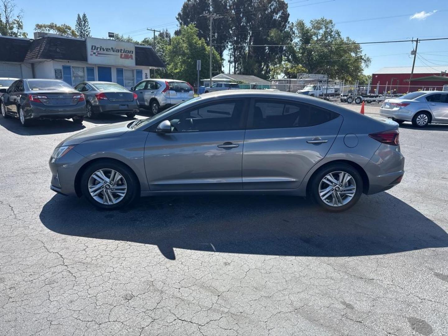 2019 GRAY HYUNDAI ELANTRA SEL (5NPD84LF2KH) with an 2.0L engine, Automatic transmission, located at 2929 9th St. West, Bradenton, 34205, (941) 242-2810, 27.473591, -82.570679 - Photo#4
