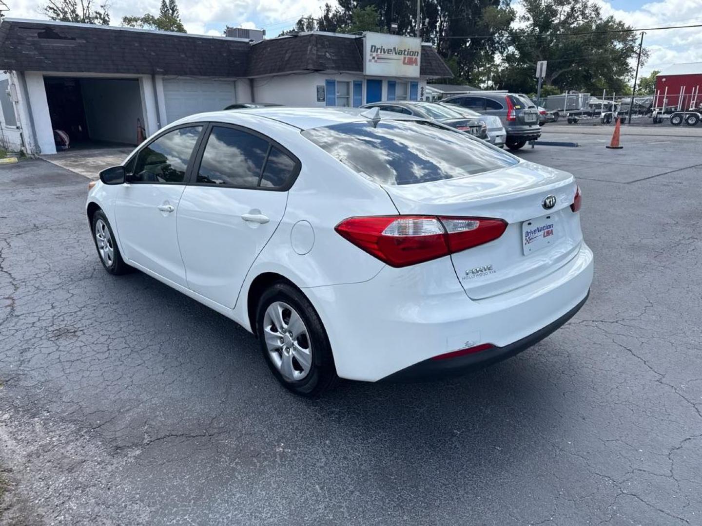 2016 WHITE KIA FORTE LX (KNAFK4A67G5) with an 1.8L engine, Automatic transmission, located at 2929 9th St. West, Bradenton, 34205, (941) 242-2810, 27.473591, -82.570679 - Thanks for inquring into DriveNation USA! All vehicles listed can be viewed at www.drivenationusa.com for vehicle history reports and additonal info. We cannot quote any terms such as down payments or monthly payments without an application. You can apply directly at www.drivenationusa.com or by con - Photo#5