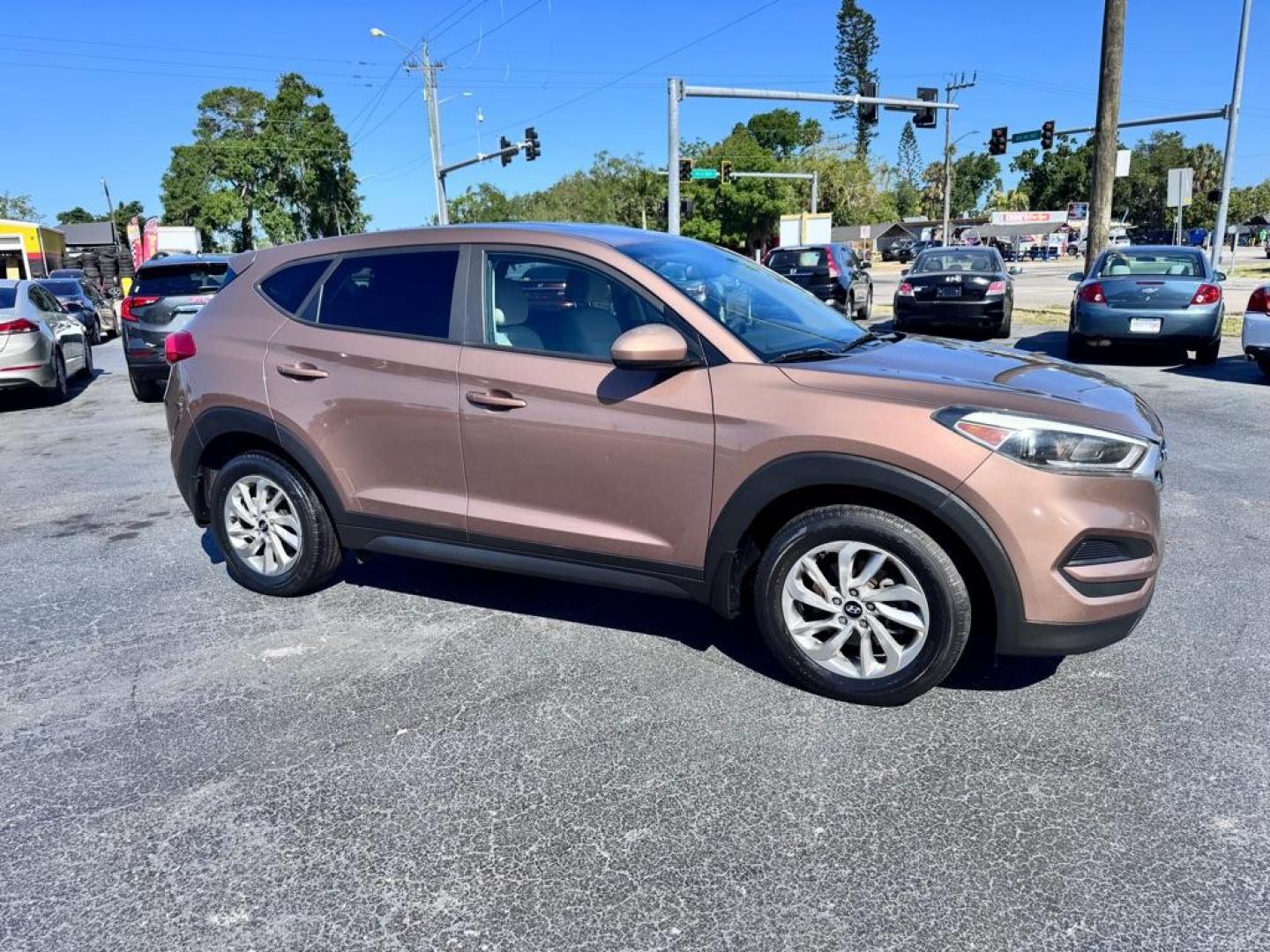 2017 BROWN HYUNDAI TUCSON SE (KM8J23A48HU) with an 2.0L engine, Automatic transmission, located at 2929 9th St. West, Bradenton, 34205, (941) 242-2810, 27.473591, -82.570679 - Thanks for inquring into DriveNation USA! All vehicles listed can be viewed at www.drivenationusa.com for vehicle history reports and additonal info. We cannot quote any terms such as down payments or monthly payments without an application. You can apply directly at www.drivenationusa.com or by con - Photo#0
