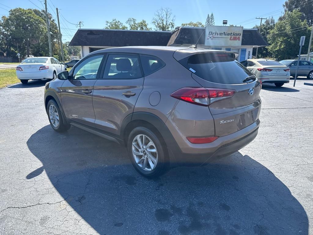 2017 BROWN HYUNDAI TUCSON SE (KM8J23A48HU) with an 2.0L engine, Automatic transmission, located at 2929 9th St. West, Bradenton, 34205, (941) 242-2810, 27.473591, -82.570679 - Thanks for inquring into DriveNation USA! All vehicles listed can be viewed at www.drivenationusa.com for vehicle history reports and additonal info. We cannot quote any terms such as down payments or monthly payments without an application. You can apply directly at www.drivenationusa.com or by con - Photo#5