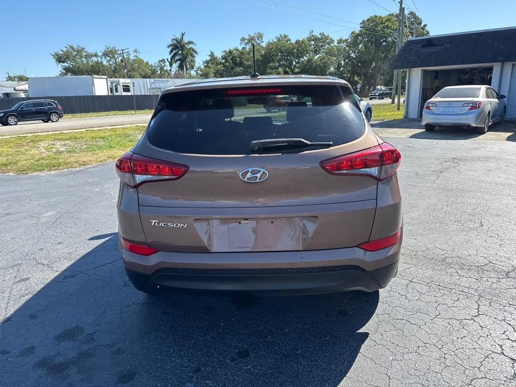 2017 BROWN HYUNDAI TUCSON SE (KM8J23A48HU) with an 2.0L engine, Automatic transmission, located at 2929 9th St. West, Bradenton, 34205, (941) 242-2810, 27.473591, -82.570679 - Thanks for inquring into DriveNation USA! All vehicles listed can be viewed at www.drivenationusa.com for vehicle history reports and additonal info. We cannot quote any terms such as down payments or monthly payments without an application. You can apply directly at www.drivenationusa.com or by con - Photo#6