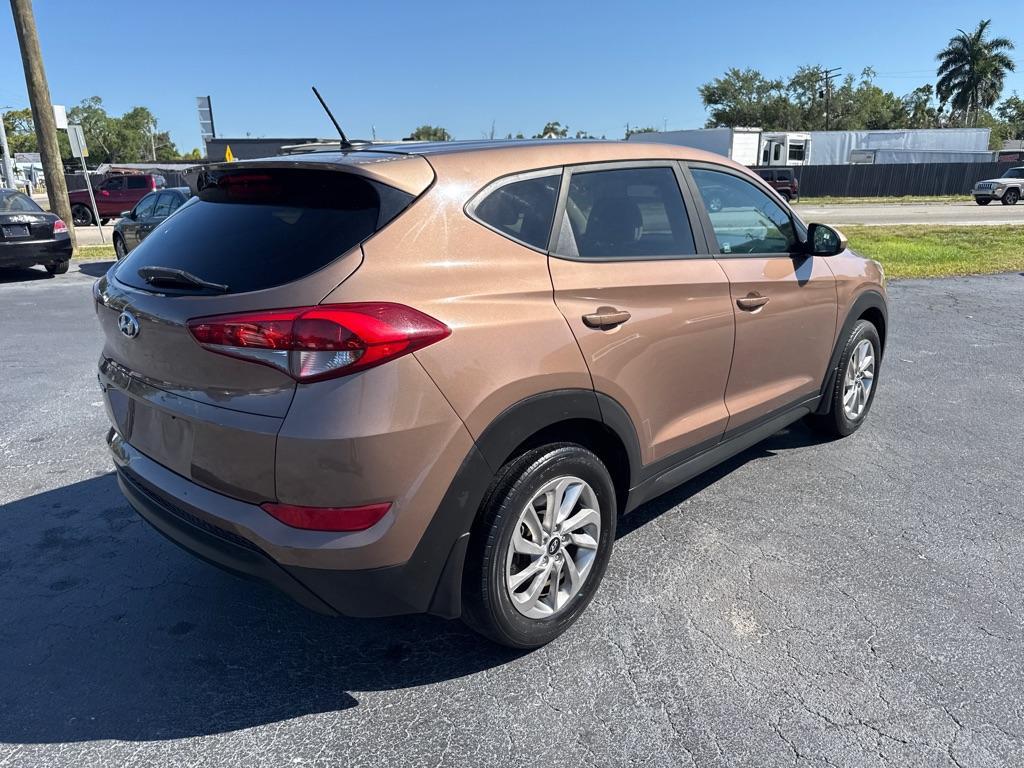 2017 BROWN HYUNDAI TUCSON SE (KM8J23A48HU) with an 2.0L engine, Automatic transmission, located at 2929 9th St. West, Bradenton, 34205, (941) 242-2810, 27.473591, -82.570679 - Thanks for inquring into DriveNation USA! All vehicles listed can be viewed at www.drivenationusa.com for vehicle history reports and additonal info. We cannot quote any terms such as down payments or monthly payments without an application. You can apply directly at www.drivenationusa.com or by con - Photo#7
