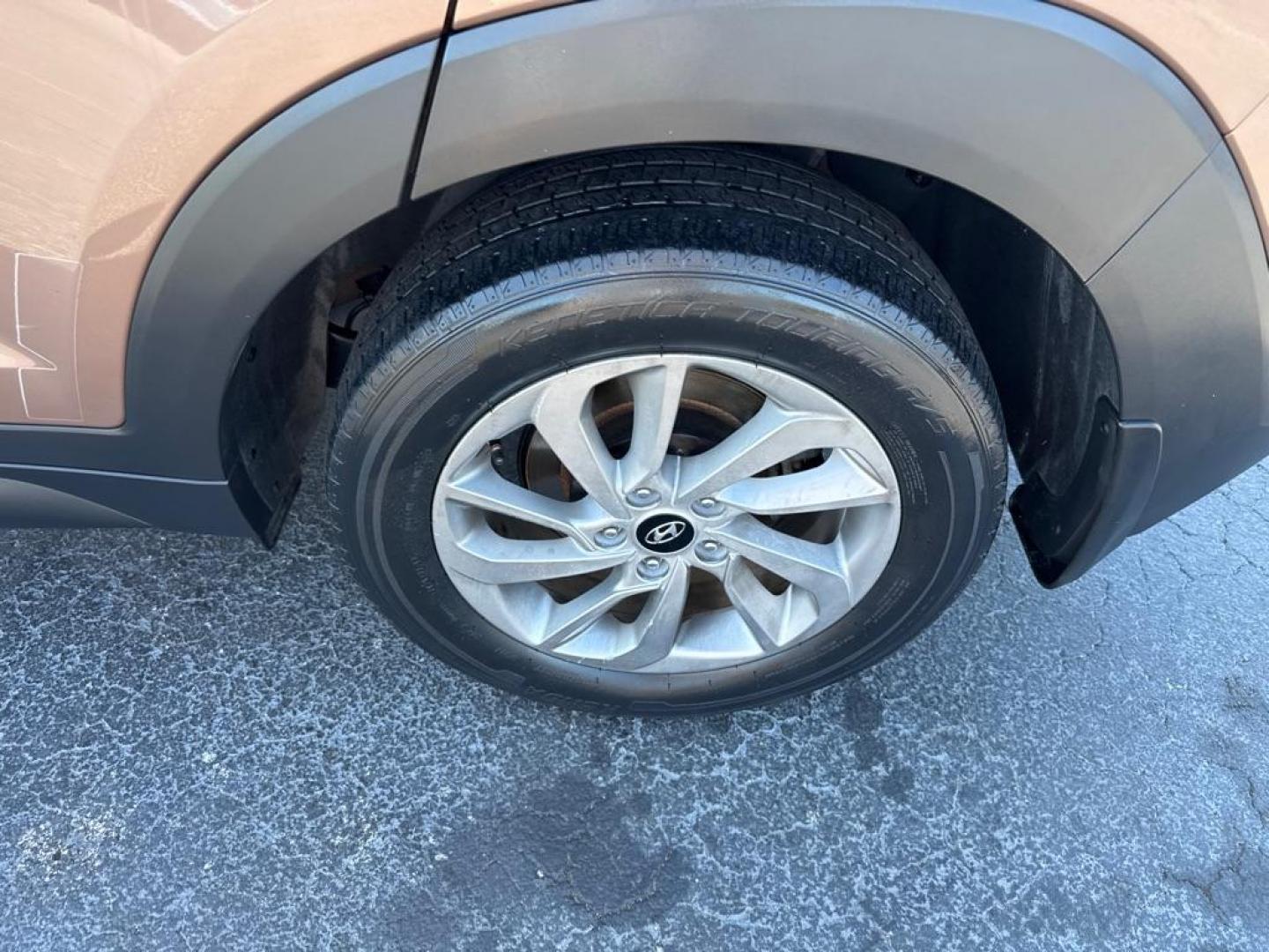 2017 BROWN HYUNDAI TUCSON SE (KM8J23A48HU) with an 2.0L engine, Automatic transmission, located at 2929 9th St. West, Bradenton, 34205, (941) 242-2810, 27.473591, -82.570679 - Thanks for inquring into DriveNation USA! All vehicles listed can be viewed at www.drivenationusa.com for vehicle history reports and additonal info. We cannot quote any terms such as down payments or monthly payments without an application. You can apply directly at www.drivenationusa.com or by con - Photo#9
