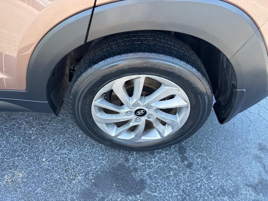 2017 BROWN HYUNDAI TUCSON SE (KM8J23A48HU) with an 2.0L engine, Automatic transmission, located at 2929 9th St. West, Bradenton, 34205, (941) 242-2810, 27.473591, -82.570679 - Thanks for inquring into DriveNation USA! All vehicles listed can be viewed at www.drivenationusa.com for vehicle history reports and additonal info. We cannot quote any terms such as down payments or monthly payments without an application. You can apply directly at www.drivenationusa.com or by con - Photo#9