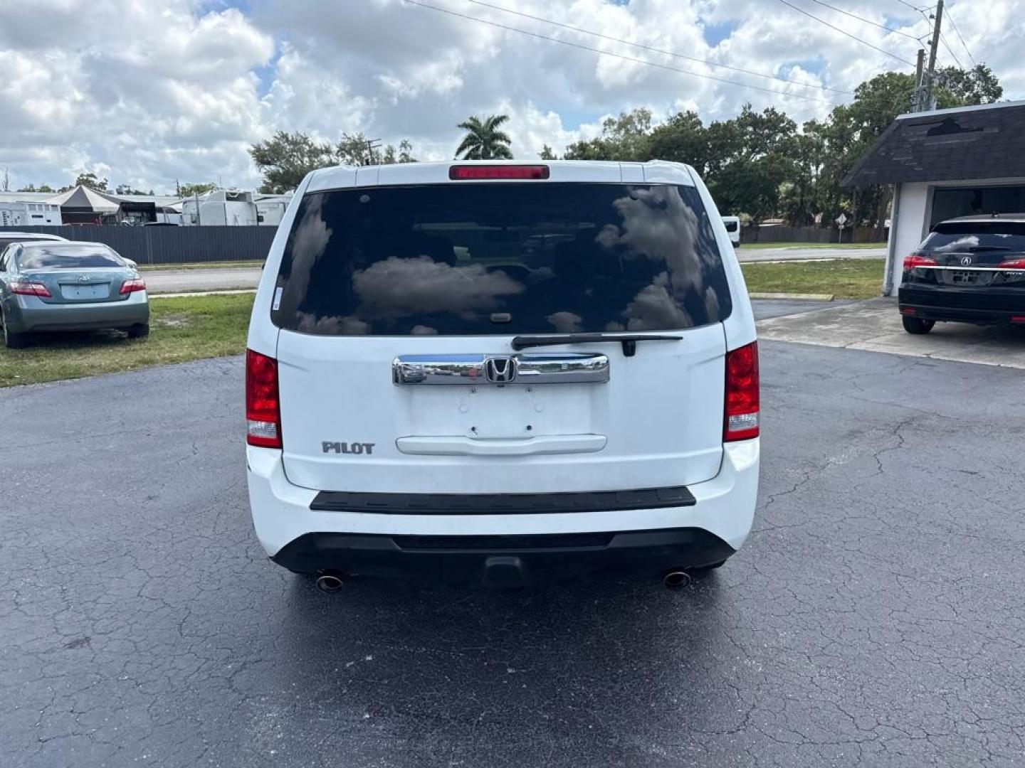 2015 WHITE HONDA PILOT EXL (5FNYF3H50FB) with an 3.5L engine, Automatic transmission, located at 2929 9th St. West, Bradenton, 34205, (941) 242-2810, 27.473591, -82.570679 - Thanks for inquring into DriveNation USA! All vehicles listed can be viewed at www.drivenationusa.com for vehicle history reports and additonal info. We cannot quote any terms such as down payments or monthly payments without an application. You can apply directly at www.drivenationusa.com or by con - Photo#5