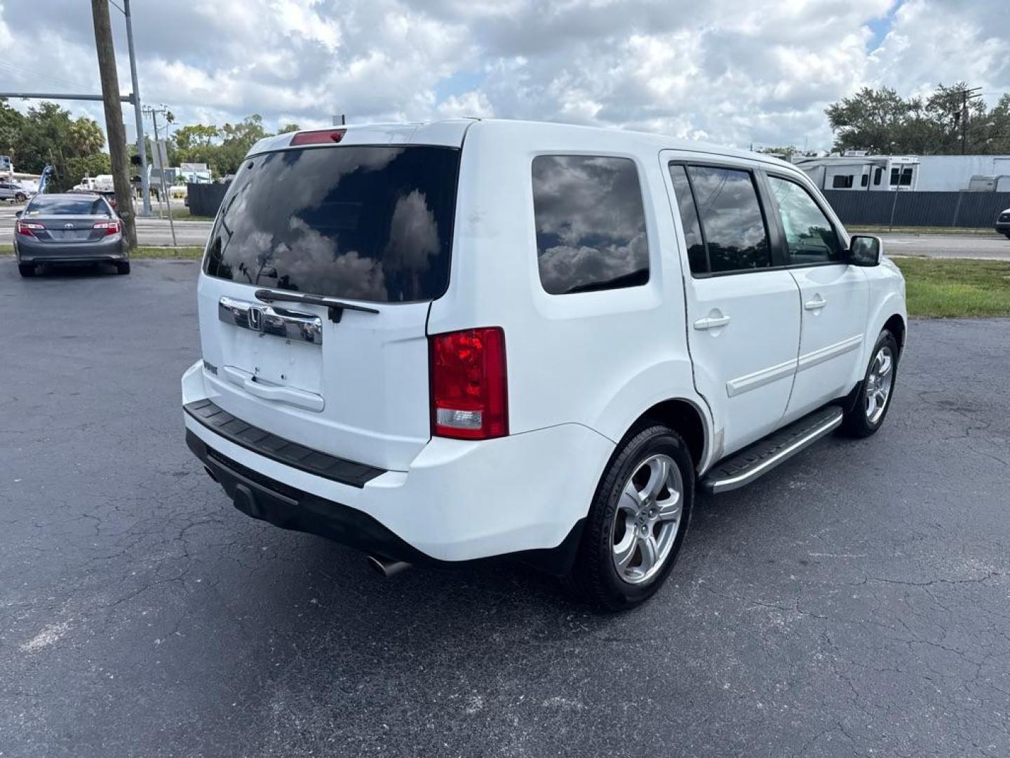 2015 WHITE HONDA PILOT EXL (5FNYF3H50FB) with an 3.5L engine, Automatic transmission, located at 2929 9th St. West, Bradenton, 34205, (941) 242-2810, 27.473591, -82.570679 - Thanks for inquring into DriveNation USA! All vehicles listed can be viewed at www.drivenationusa.com for vehicle history reports and additonal info. We cannot quote any terms such as down payments or monthly payments without an application. You can apply directly at www.drivenationusa.com or by con - Photo#6