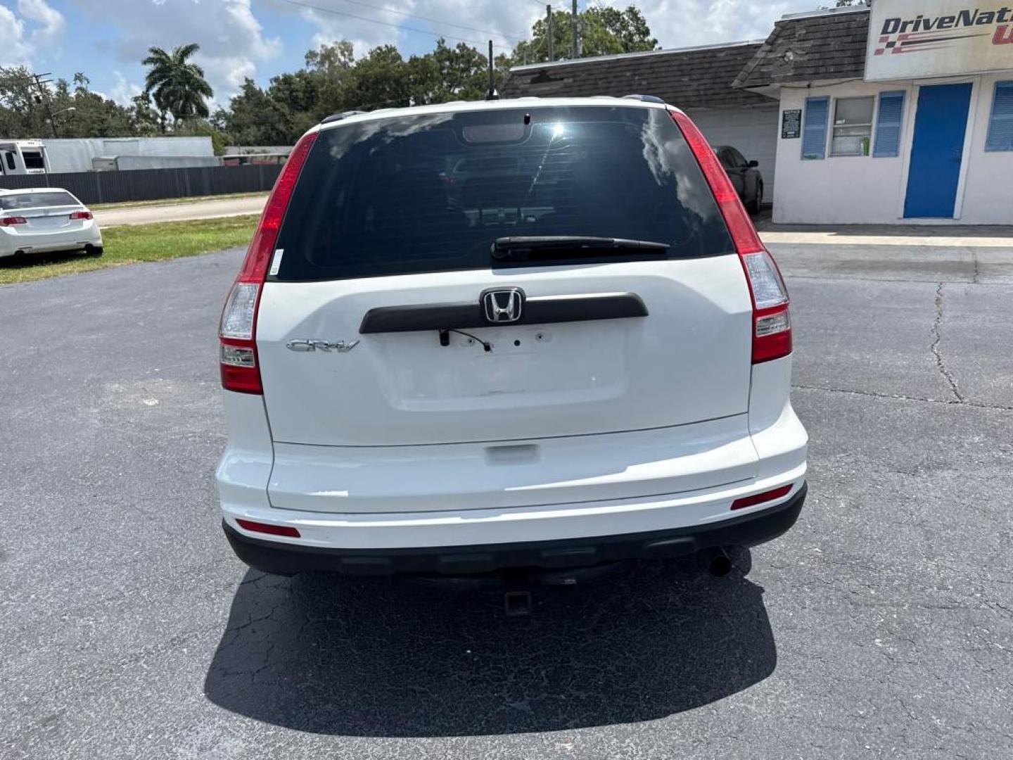 2011 WHITE HONDA CR-V LX (3CZRE3H31BG) with an 2.4L engine, Automatic transmission, located at 2929 9th St. West, Bradenton, 34205, (941) 242-2810, 27.473591, -82.570679 - Thanks for inquring into DriveNation USA! All vehicles listed can be viewed at www.drivenationusa.com for vehicle history reports and additonal info. We cannot quote any terms such as down payments or monthly payments without an application. You can apply directly at www.drivenationusa.com or by con - Photo#5