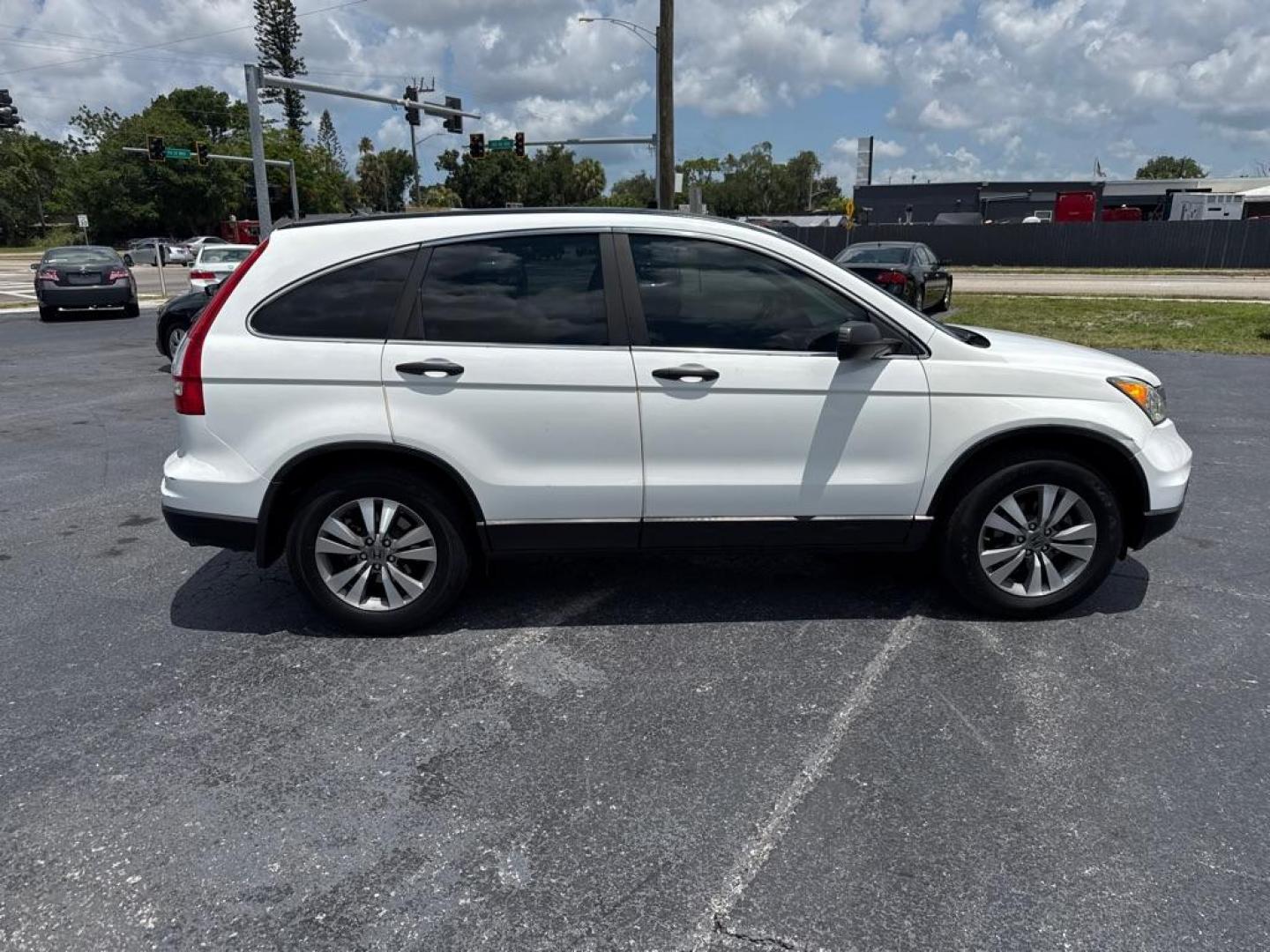 2011 WHITE HONDA CR-V LX (3CZRE3H31BG) with an 2.4L engine, Automatic transmission, located at 2929 9th St. West, Bradenton, 34205, (941) 242-2810, 27.473591, -82.570679 - Thanks for inquring into DriveNation USA! All vehicles listed can be viewed at www.drivenationusa.com for vehicle history reports and additonal info. We cannot quote any terms such as down payments or monthly payments without an application. You can apply directly at www.drivenationusa.com or by con - Photo#7