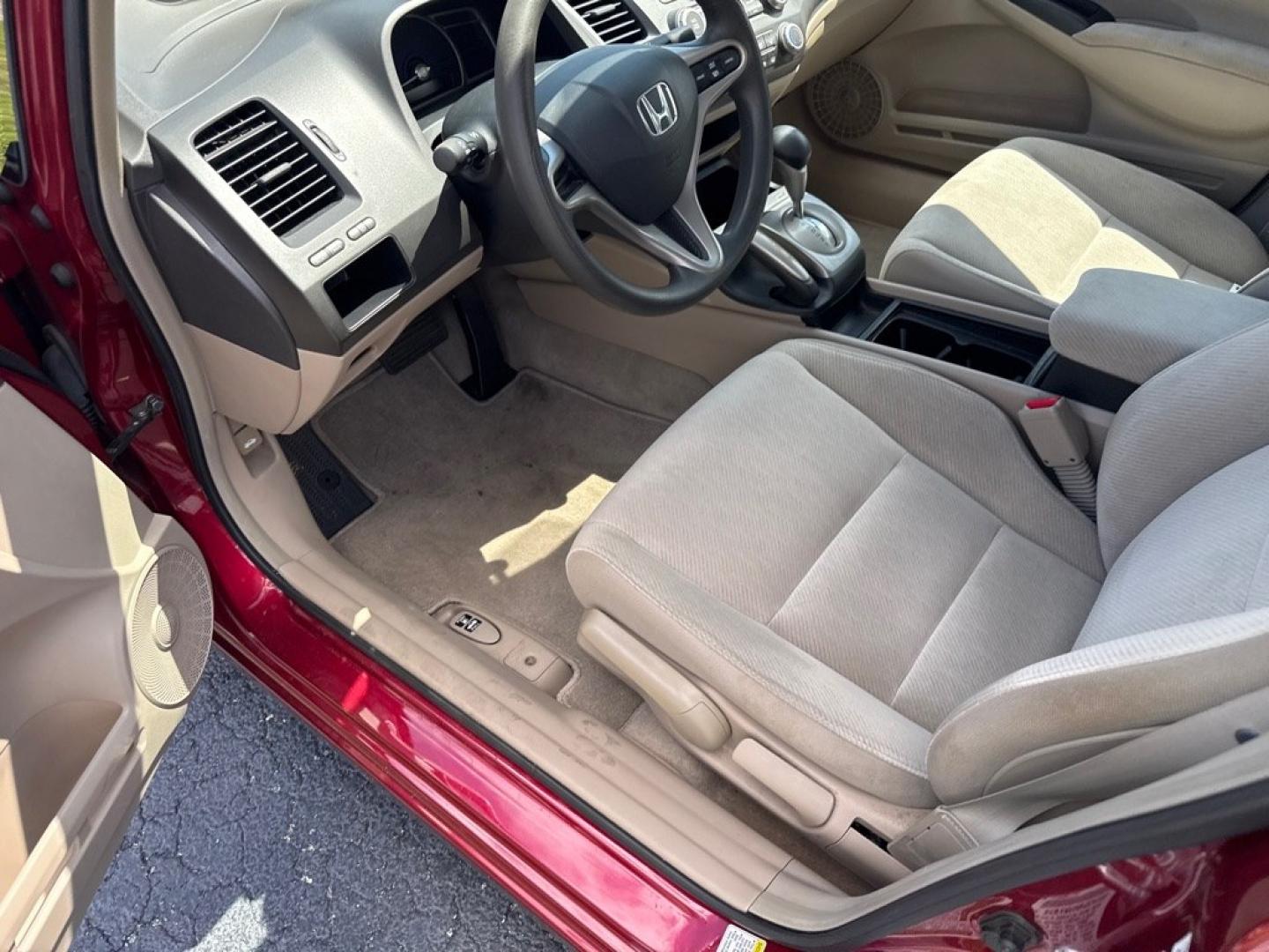 2009 RED HONDA CIVIC LX (2HGFA16599H) with an 1.8L engine, Automatic transmission, located at 2929 9th St. West, Bradenton, 34205, (941) 242-2810, 27.473591, -82.570679- Photo#9